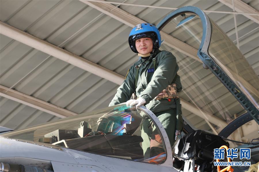 （建軍90周年&middot;英雄&middot;圖文互動）（1）聽，渤海灣有風吹過來&mdash;&mdash;追記海軍某艦載航空兵部隊一級飛行員張超