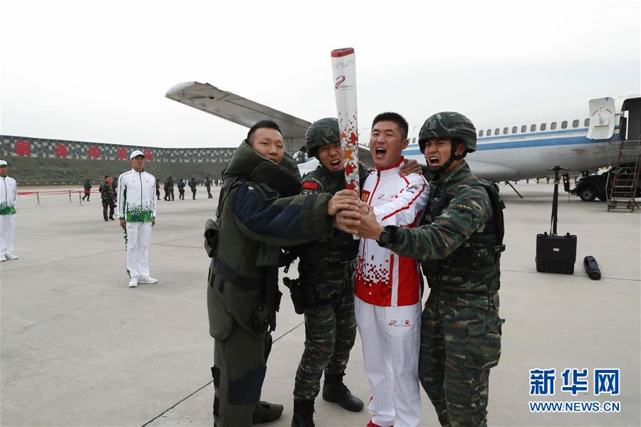 （軍運(yùn)會&middot;圖文互動）（1）軍運(yùn)會軍營火炬?zhèn)鬟f活動最后一站武警獵鷹突擊隊(duì)站舉行（配本社同題文字稿）