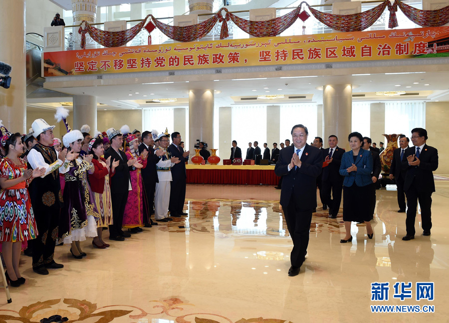 9月25日，中共中央政治局常委、全國政協主席、中央代表團團長俞正聲率中央代表團出席向新疆維吾爾自治區贈送紀念品儀式。 新華社記者饒愛民 攝 