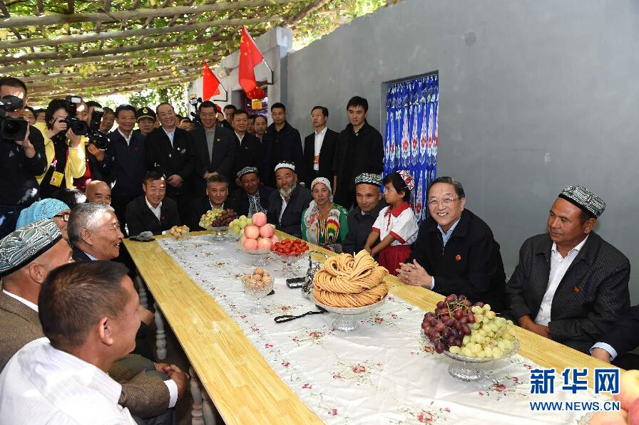 9月27日,中共中央政治局常委、全國政協主席、中央代表團團長俞正聲率中央代表團部分成員赴喀什地區莎車縣看望各族干部群眾。這是俞正聲到新疆生產建設兵團第三師莎車農場維吾爾族團場職工家中看望。新華社記者 饒愛民 攝 9月27日,中共中央政治局常委、全國政協主席、中央代表團團長俞正聲率中央代表團部分成員赴喀什地區莎車縣看望各族干部群眾。這是俞正聲到新疆生產建設兵團第三師莎車農場維吾爾族團場職工家中看望。新華社記者 饒愛民 攝
