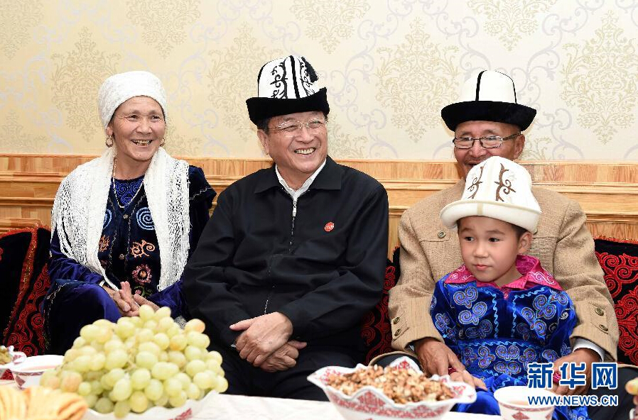 9月28日,中共中央政治局常委、全國政協主席、中央代表團團長俞正聲率中央代表團部分成員赴祖國最西端的新疆克孜勒蘇柯爾克孜自治州看望慰問各族干部群眾。這是俞正聲來到阿圖什市光明街道辦事處團結路社區看望柯爾克孜族居民。新華社記者 饒愛民 攝 9月28日,中共中央政治局常委、全國政協主席、中央代表團團長俞正聲率中央代表團部分成員赴祖國最西端的新疆克孜勒蘇柯爾克孜自治州看望慰問各族干部群眾。這是俞正聲來到阿圖什市光明街道辦事處團結路社區看望柯爾克孜族居民。新華社記者 饒愛民 攝