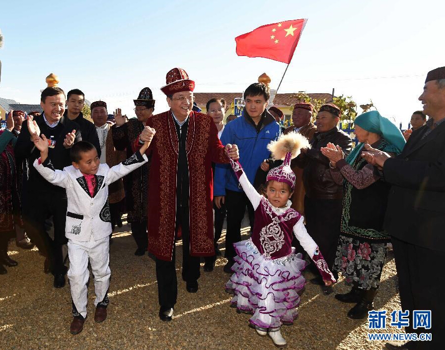 9月29日，中共中央政治局常委、全國政協主席、中央代表團團長俞正聲率中央代表團部分成員赴阿勒泰地區看望各族干部群眾。這是俞正聲來到布爾津縣也拉曼牧民定居新村看望哈薩克族牧民。新華社記者 高潔 攝