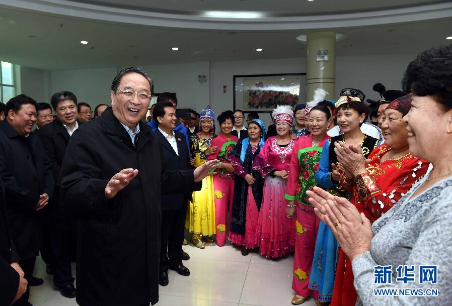9月29日，中共中央政治局常委、全國政協主席、中央代表團團長俞正聲率中央代表團部分成員赴阿勒泰地區看望各族干部群眾。這是俞正聲來到阿勒泰地區老年人活動中心慰問群眾。新華社記者 饒愛民 攝