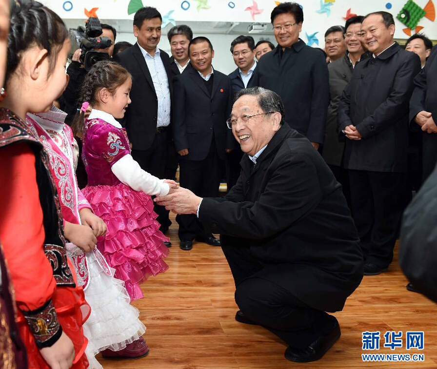 9月29日，中共中央政治局常委、全國政協主席、中央代表團團長俞正聲率中央代表團部分成員赴阿勒泰地區看望各族干部群眾。這是俞正聲來到布爾津縣也拉曼牧民定居新村幼兒園，同小朋友交流。新華社記者 饒愛民 攝
