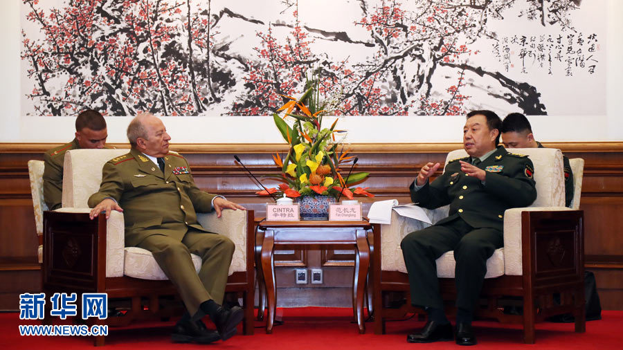 3月28日，中央軍委副主席范長龍在北京釣魚臺國賓館會見來華訪問的古巴革命武裝力量部部長萊奧波爾多&middot;辛特拉。 新華社發（劉芳 攝） 