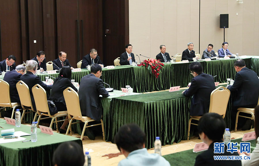 5月8日至10日，中共中央政治局常委、全國人大常委會委員長張德江視察澳門特別行政區。這是5月10日，張德江與教育工作者和學生代表座談。新華社記者 龐興雷 攝