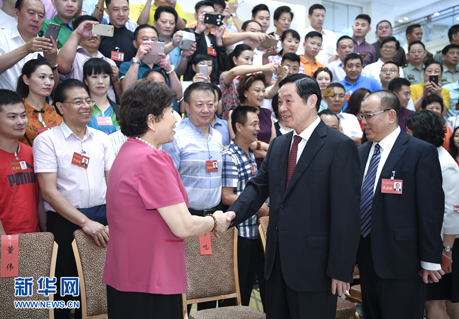 7月19日，中國曲藝家協會第八次全國代表大會在北京召開。中共中央政治局委員、中央書記處書記、中宣部部長劉奇葆出席開幕式并講話。這是開幕式前，劉奇葆接見與會代表。新華社記者 張領 攝
