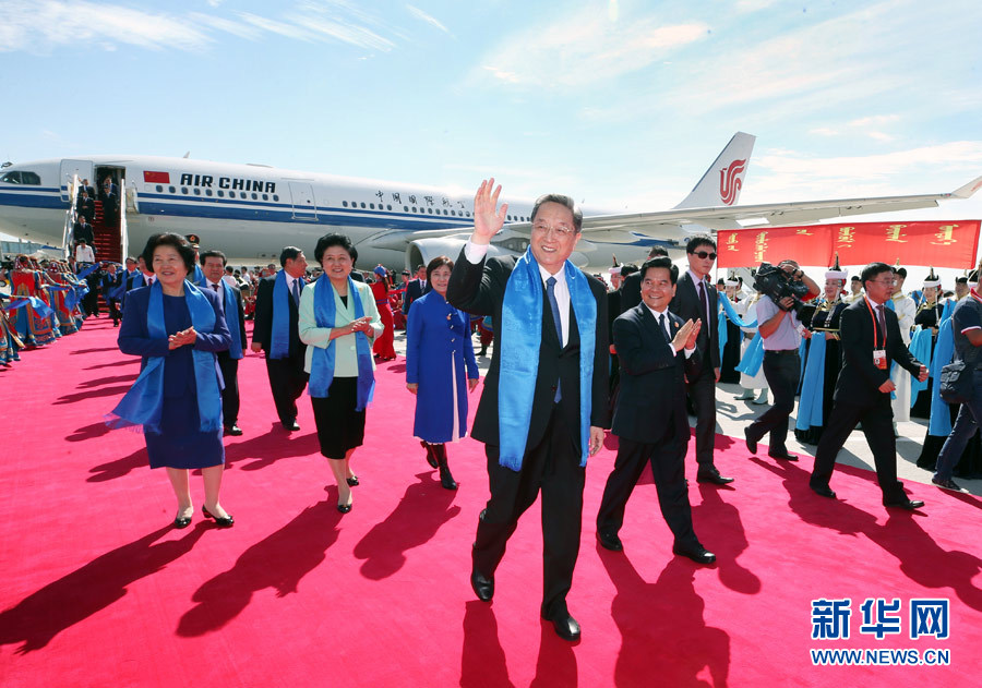 8月7日，以中共中央政治局常委、全國政協(xié)主席俞正聲為團(tuán)長的中央代表團(tuán)飛抵呼和浩特，出席內(nèi)蒙古自治區(qū)成立70周年慶祝活動(dòng)。中央代表團(tuán)在機(jī)場受到內(nèi)蒙古各族群眾的熱烈歡迎。新華社記者 姚大偉 攝