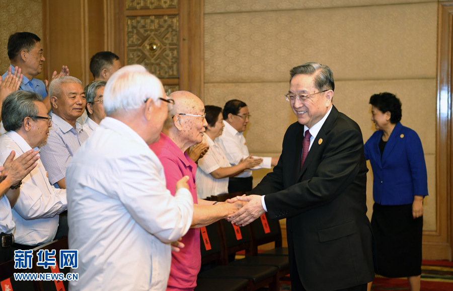 8月7日，中共中央政治局常委、全國政協主席、中央代表團團長俞正聲在內蒙古新城賓館會見內蒙古自治區離退休老同志和各族各界群眾代表，并與他們合影留念。新華社記者 張領 攝