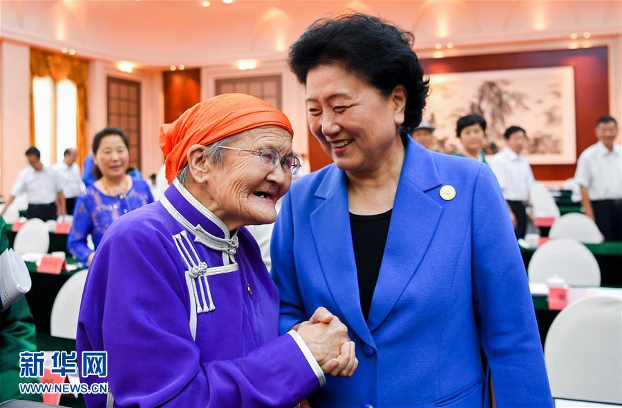 8月11日，中共中央政治局委員、國務(wù)院副總理、中央代表團(tuán)副團(tuán)長劉延?xùn)|率中央代表團(tuán)二分團(tuán)，看望慰問烏蘭察布各族干部群眾，轉(zhuǎn)達(dá)以習(xí)近平同志為核心的黨中央的親切關(guān)懷和全國人民的美好祝愿。這是劉延?xùn)|在出席烏蘭察布市慶祝內(nèi)蒙古自治區(qū)成立70周年座談會(huì)后，與&ldquo;草原母親&rdquo;都貴瑪親切交談。新華社記者 連振 攝