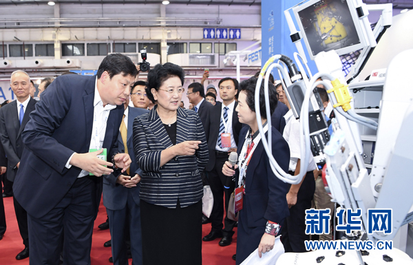 8月23日，2017世界機器人大會開幕式在北京舉行，中共中央政治局委員、國務院副總理劉延東出席并講話。這是開幕式后，劉延東參觀機器人應用展覽。新華社記者 張領 攝