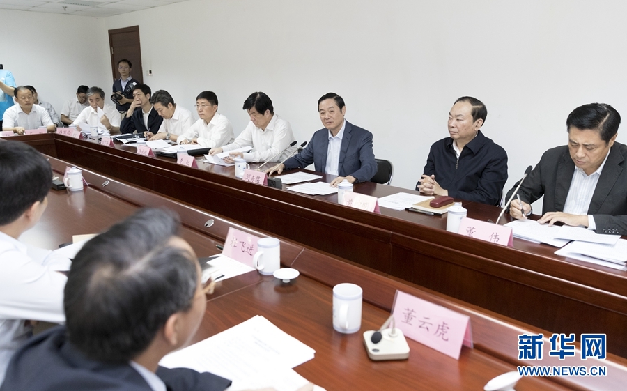 9月22日，中共中央政治局委員、中央書記處書記、中宣部部長劉奇葆在北京調(diào)研京劇像音像工程情況。這是劉奇葆與有關(guān)方面負責同志座談交流。新華社記者 丁海濤 攝