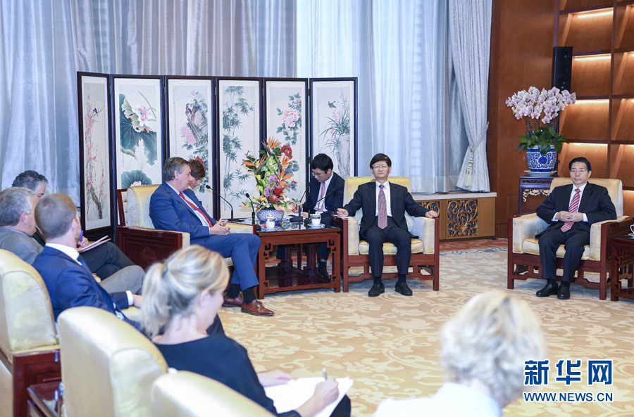 9月26日，中共中央政治局委員、中央政法委書記孟建柱在北京會見來華出席國際刑警組織第86屆全體大會的比利時副首相兼內(nèi)政大臣讓邦。國務(wù)委員、公安部部長郭聲琨參加有關(guān)會見。新華社記者 張領(lǐng) 攝