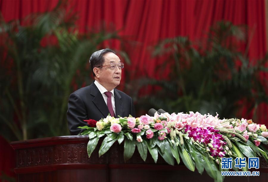 9月28日，全國政協(xié)辦公廳、中共中央統(tǒng)戰(zhàn)部、國務(wù)院僑辦、國務(wù)院港澳辦、國務(wù)院臺辦在北京人民大會堂聯(lián)合舉行國慶招待會。中共中央政治局常委、全國政協(xié)主席俞正聲與2800多名港澳臺僑各界代表歡聚一堂，慶祝中華人民共和國成立68周年。這是俞正聲在招待會上致辭。新華社記者 龐興雷 攝
