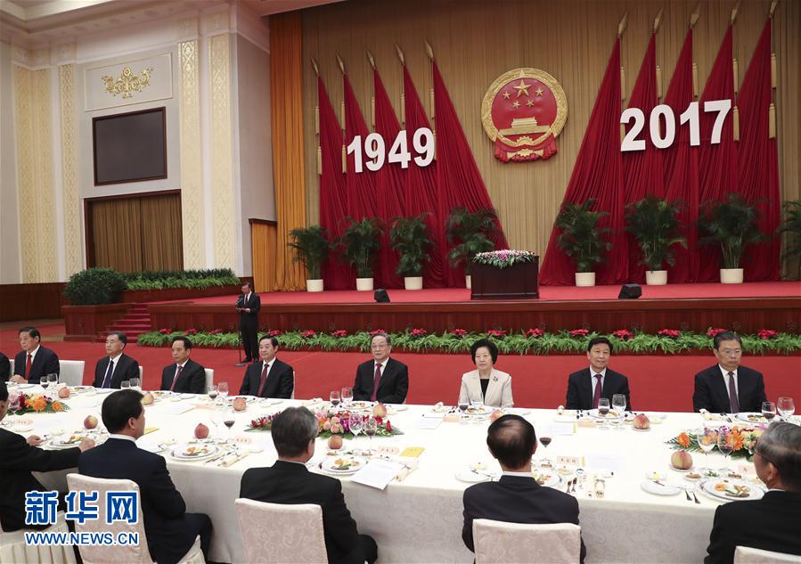 9月28日，全國政協(xié)辦公廳、中共中央統(tǒng)戰(zhàn)部、國務(wù)院僑辦、國務(wù)院港澳辦、國務(wù)院臺辦在北京人民大會堂聯(lián)合舉行國慶招待會。中共中央政治局常委、全國政協(xié)主席俞正聲與2800多名港澳臺僑各界代表歡聚一堂，慶祝中華人民共和國成立68周年。這是俞正聲在招待會上致辭。新華社記者 龐興雷 攝