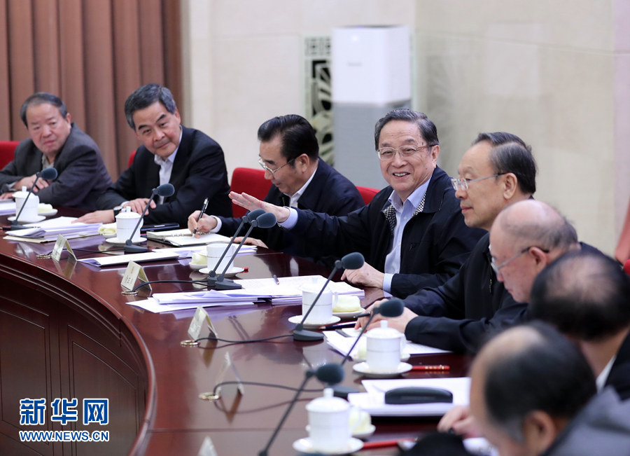 11月16日，全國(guó)政協(xié)在北京召開第75次雙周協(xié)商座談會(huì)，圍繞&ldquo;推進(jìn)糧食定價(jià)機(jī)制、補(bǔ)貼政策和收儲(chǔ)制度改革&rdquo;建言獻(xiàn)策。全國(guó)政協(xié)主席俞正聲主持會(huì)議并講話。新華社記者 鞠鵬 攝