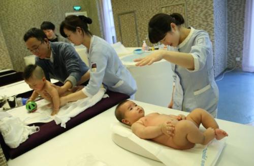 資料圖片：1月30日，母嬰家庭保健師在上海一家月子會所內(nèi)護(hù)理嬰兒。新華社記者 裴鑫 攝