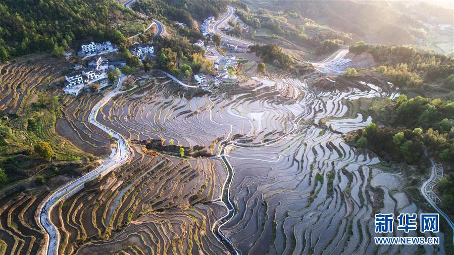 （壯闊東方潮 奮進(jìn)新時(shí)代&mdash;&mdash;慶祝改革開(kāi)放40年）（8）美麗中華大地書(shū)寫(xiě)綠色傳奇