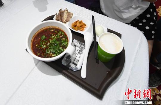 圖為&ldquo;環(huán)西部火車游Y667/8次&rdquo;列車上推出蘭州牛肉面套餐，套餐38元，有一碗牛肉面、一碟牛肉、一個雞蛋、一份小菜、一份甜胚子。　楊艷敏 攝