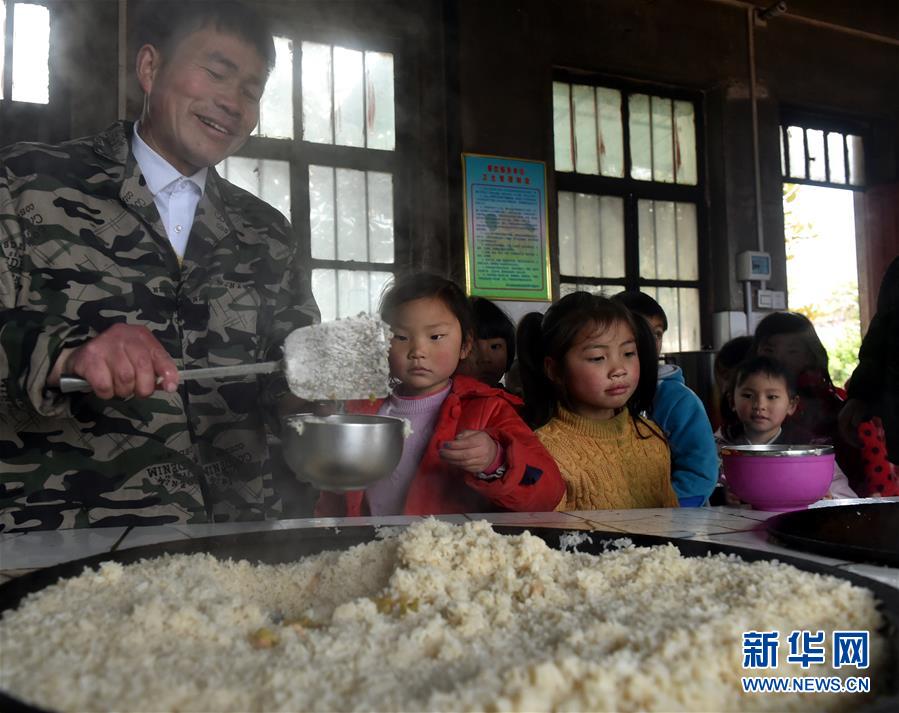 （時代先鋒&middot;圖文互動）（5）伏牛山里好老師張玉滾：挑起孩子們走出大山的希望