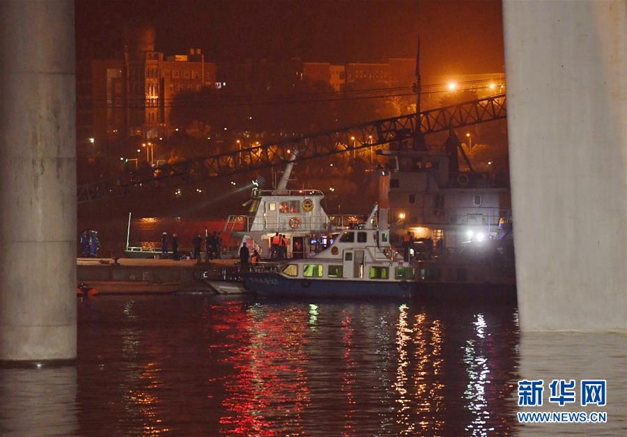 （重慶公交車墜江事故&middot;圖文互動(dòng)）（3）夜幕降臨，重慶萬州公交客車墜江事故救援工作仍在進(jìn)行中