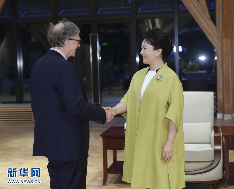 (聚焦進(jìn)口博覽會(huì)·XHDW)(1)彭麗媛會(huì)見美國(guó)蓋茨基金會(huì)聯(lián)席主席比爾·蓋茨