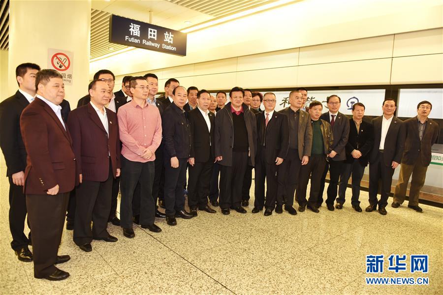（兩會&middot;圖文互動）（2）港區全國人大代表和政協委員首次集體乘高鐵抵京參會