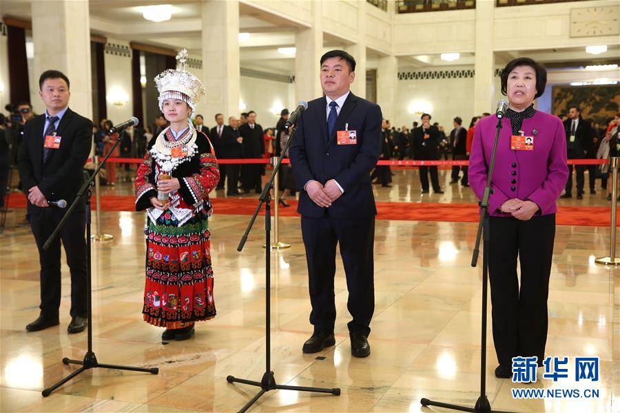 （兩會(huì)&middot;人大開(kāi)幕）（5）全國(guó)人大代表接受采訪