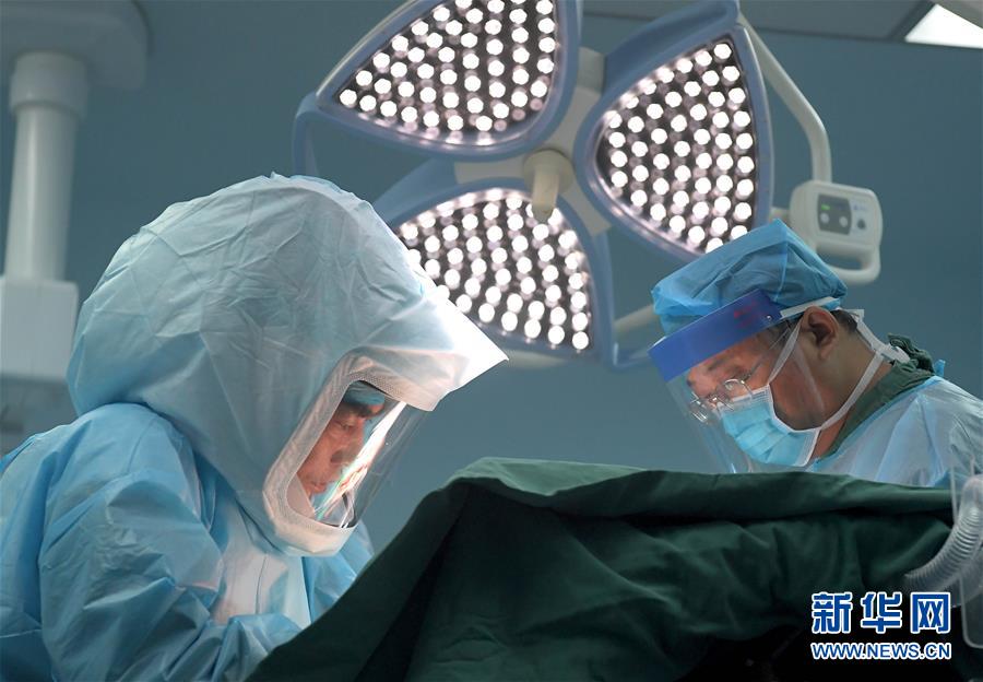 (中國網事·感動2019·圖文互動)(1)為艾滋病患者主刀的醫生馮秀嶺:每個生命都值得尊重