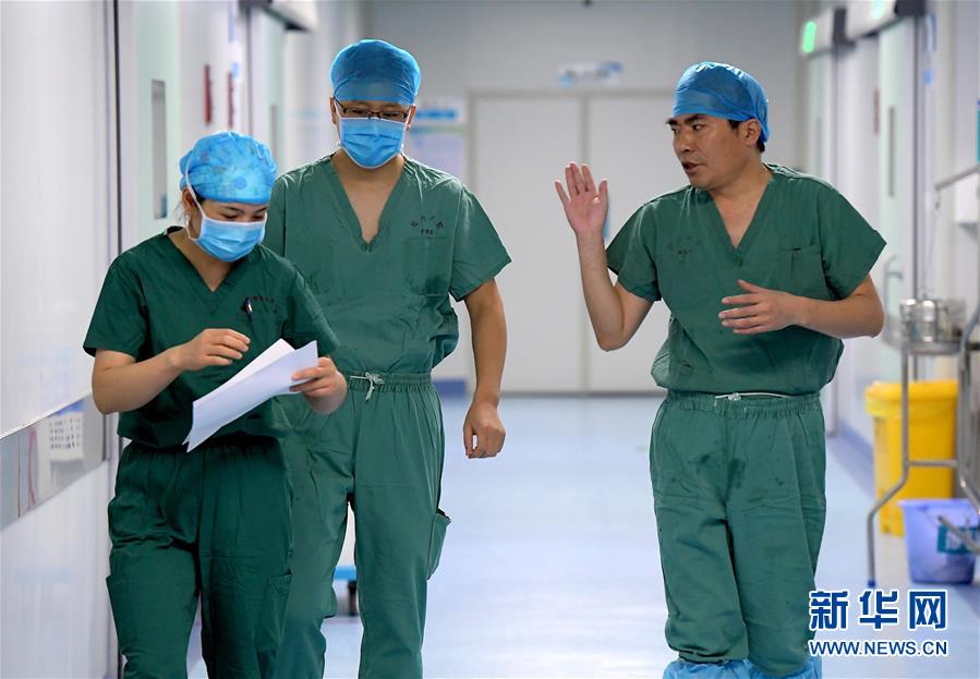 (中國網事·感動2019·圖文互動)(6)為艾滋病患者主刀的醫生馮秀嶺:每個生命都值得尊重