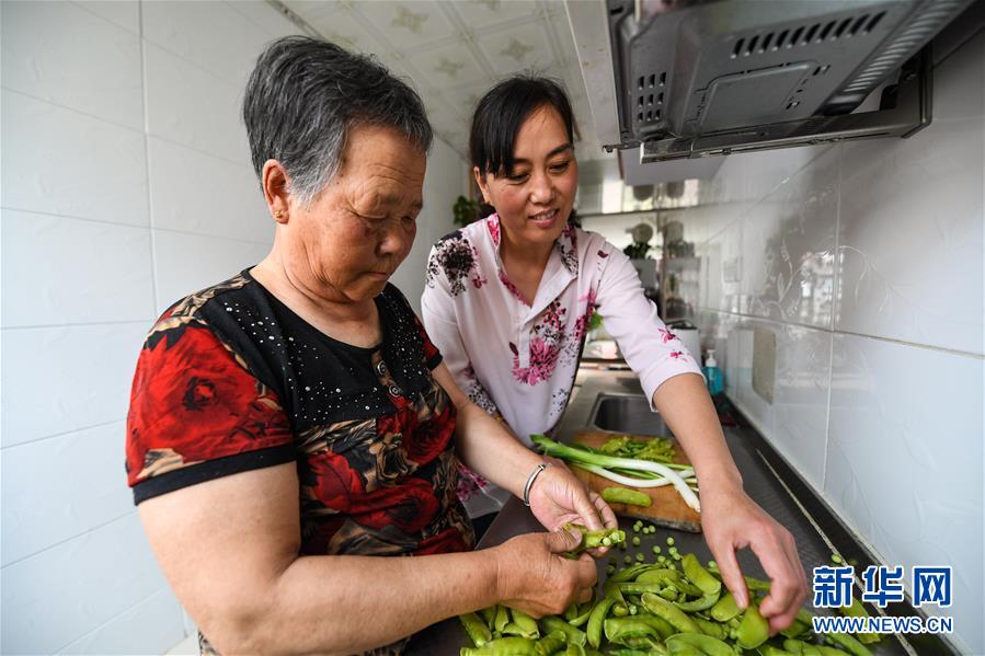 （在習近平新時代中國特色社會主義思想指引下&mdash;&mdash;新時代新作為新篇章&middot;總書記關心的百姓身邊事&middot;圖文互動）（4）棚改的溫暖：1億多人&ldquo;出棚進樓&rdquo;