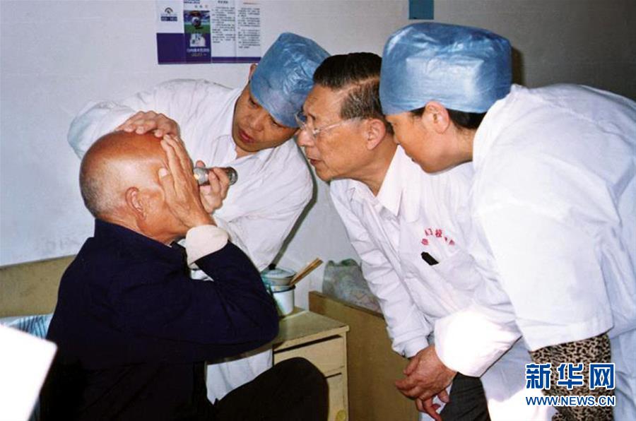 （愛國者 奮斗情&middot;圖文互動）（7）用醫術和道德守護&ldquo;光明&rdquo;&mdash;&mdash;全國道德模范99歲眼科專家張效房的人生軌跡 
