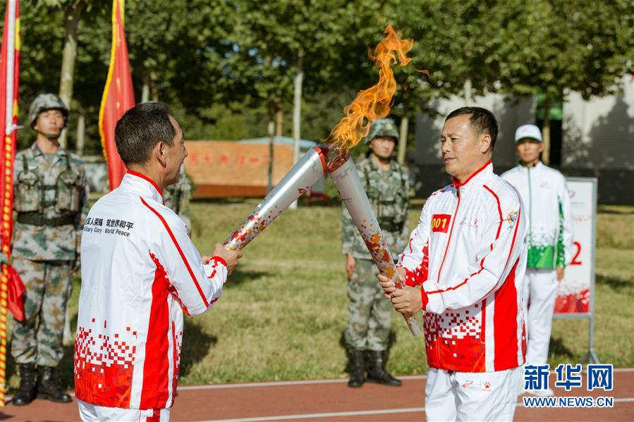 （體育）（2）第七屆世界軍人運動會火炬?zhèn)鬟f活動第二站在&ldquo;開國大典紅一師&rdquo;舉行