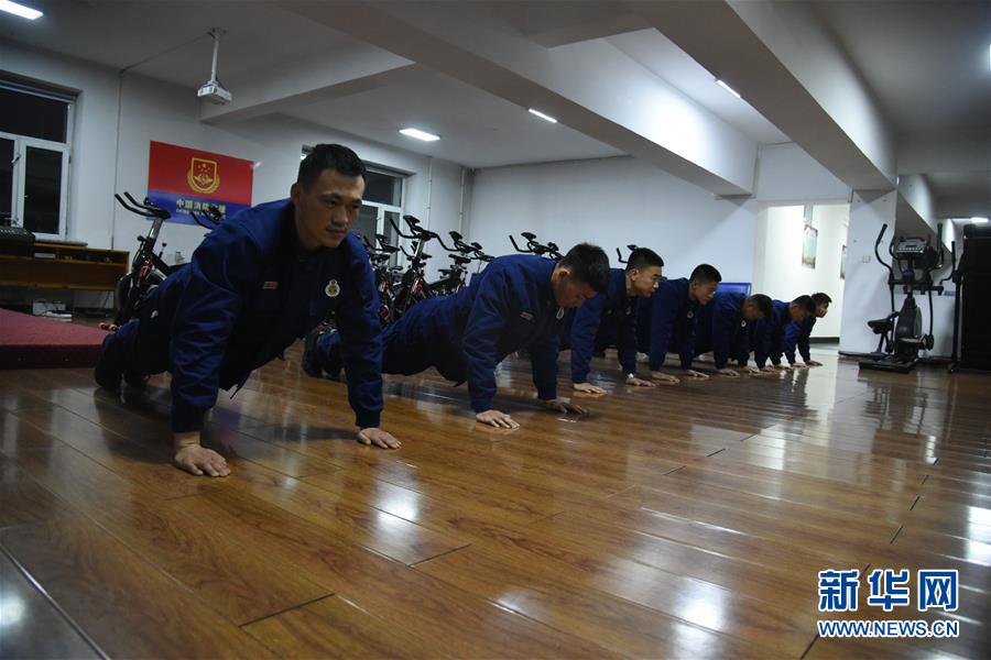 （走基層 聽民聲&middot;圖文互動）（4）皚皚白雪中的一抹&ldquo;火焰藍(lán)&rdquo;&mdash;&mdash;走近中國最北消防員