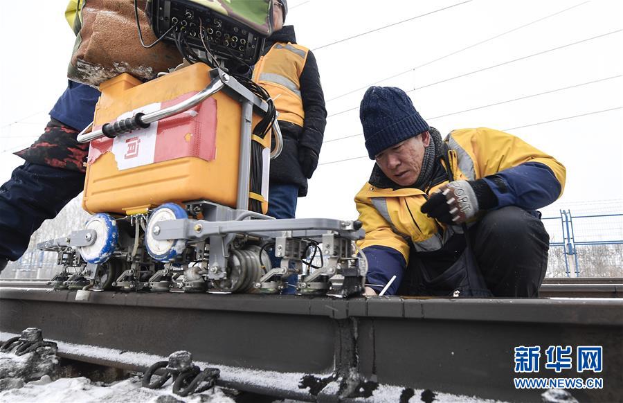 （新春走基層）（11）嚴寒下的&ldquo;鐵路醫生&rdquo;：風雪中守護回家路