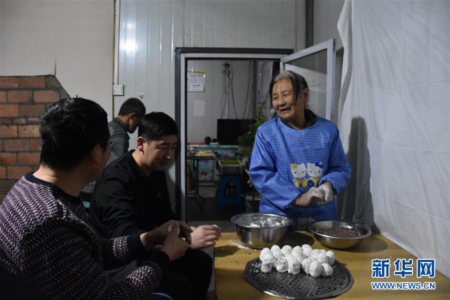 (新春走基層·圖文互動)(1)最冷的日子 最暖的團聚——寒極小年里的暖心故事