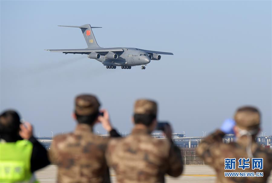 （聚焦疫情防控&middot;圖文互動）（2）空軍第四次向武漢大規模空運醫療隊員和物資