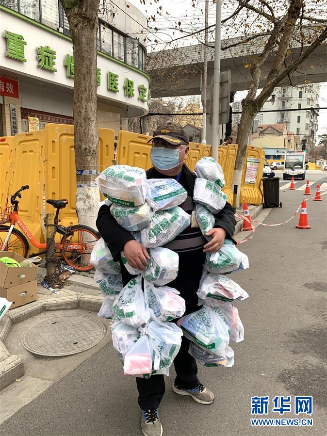 （新華全媒頭條&middot;圖文互動(dòng)）（1）守望相助，堅(jiān)忍不拔&mdash;&mdash;致敬武漢戰(zhàn)&ldquo;疫&rdquo;中千千萬萬個(gè)平凡英雄