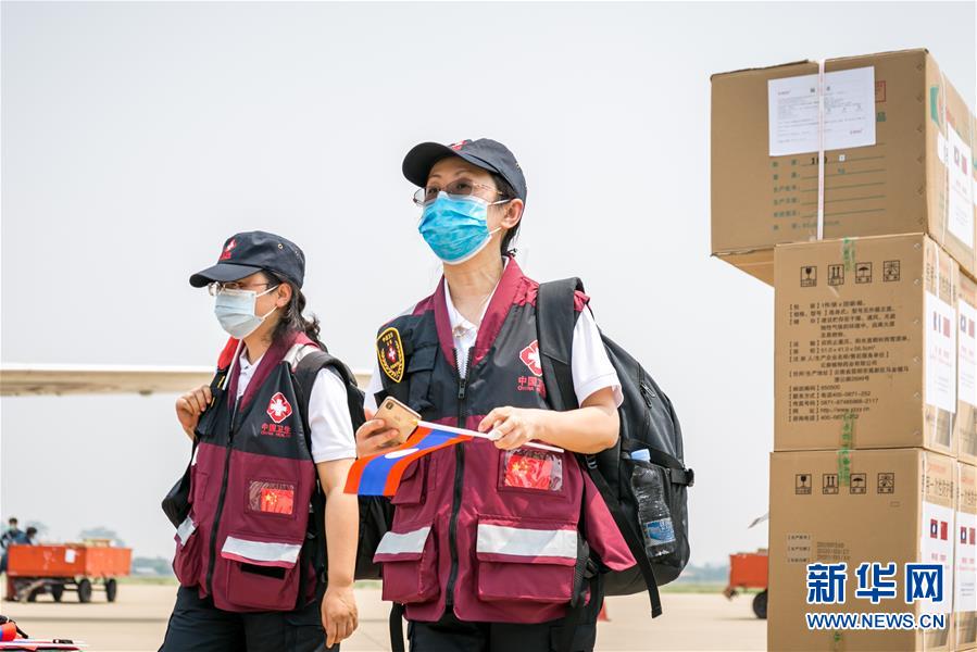 (國際疫情)(5)中國抗疫醫療專家組抵達老撾