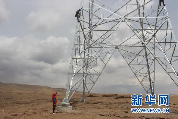 （圖文互動(dòng)）高原&ldquo;送電人&rdquo;的節(jié)日?qǐng)?jiān)守