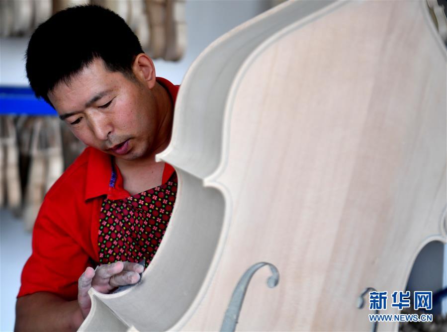 （走向我們的小康生活&middot;圖文互動）（4）放下鋤頭，卻撥動命運的琴弦