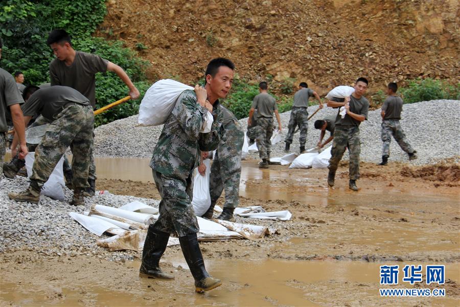 （防汛抗洪&middot;圖文互動）（1）我們永遠是&ldquo;兩不怕&rdquo;精神傳人&mdash;&mdash;陸軍第71集團軍200余名退伍老兵主動歸隊戰洪魔