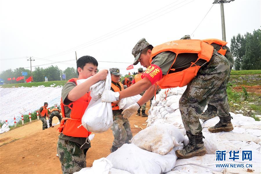 （防汛抗洪&middot;圖文互動）（2）我們永遠是&ldquo;兩不怕&rdquo;精神傳人&mdash;&mdash;陸軍第71集團軍200余名退伍老兵主動歸隊戰洪魔