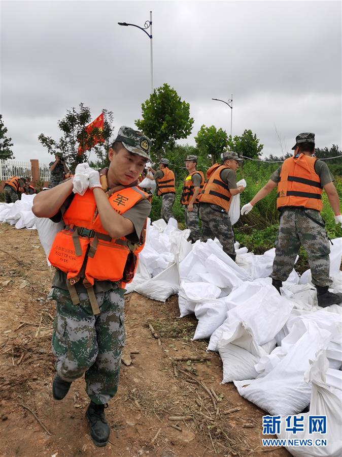 （防汛抗洪&middot;圖文互動）（3）我們永遠是&ldquo;兩不怕&rdquo;精神傳人&mdash;&mdash;陸軍第71集團軍200余名退伍老兵主動歸隊戰洪魔