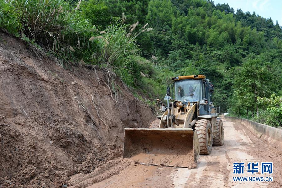 （防汛抗洪&middot;圖文互動）（1）修路通水忙重建 補種搶收復生產&mdash;&mdash;湘西山洪后恢復生產生活見聞