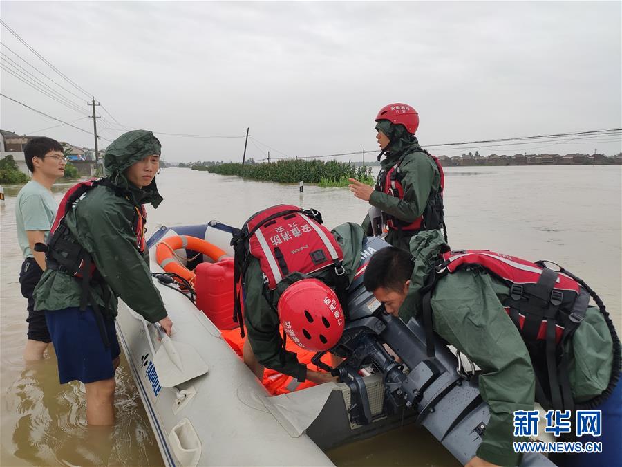 （新華全媒頭條&middot;圖文互動）（1）青春出列&mdash;&mdash;暴雨洪峰中的熱血成人禮