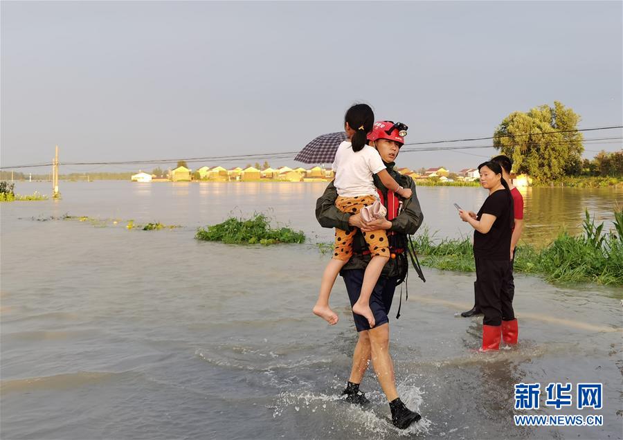 （新華全媒頭條&middot;圖文互動）（2）青春出列&mdash;&mdash;暴雨洪峰中的熱血成人禮