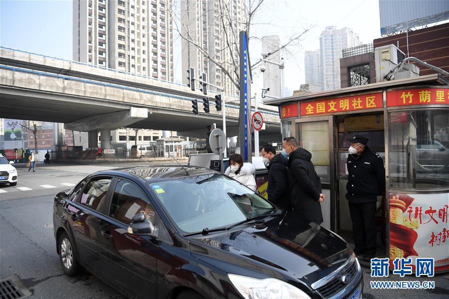 （在習(xí)近平新時代中國特色社會主義思想指引下&mdash;&mdash;新時代新作為新篇章&middot;習(xí)近平總書記關(guān)切事&middot;圖文互動）（2）當(dāng)億萬只手緊握在一起&hellip;&hellip;&mdash;&mdash;戰(zhàn)&ldquo;疫&rdquo;一線感受中國力量