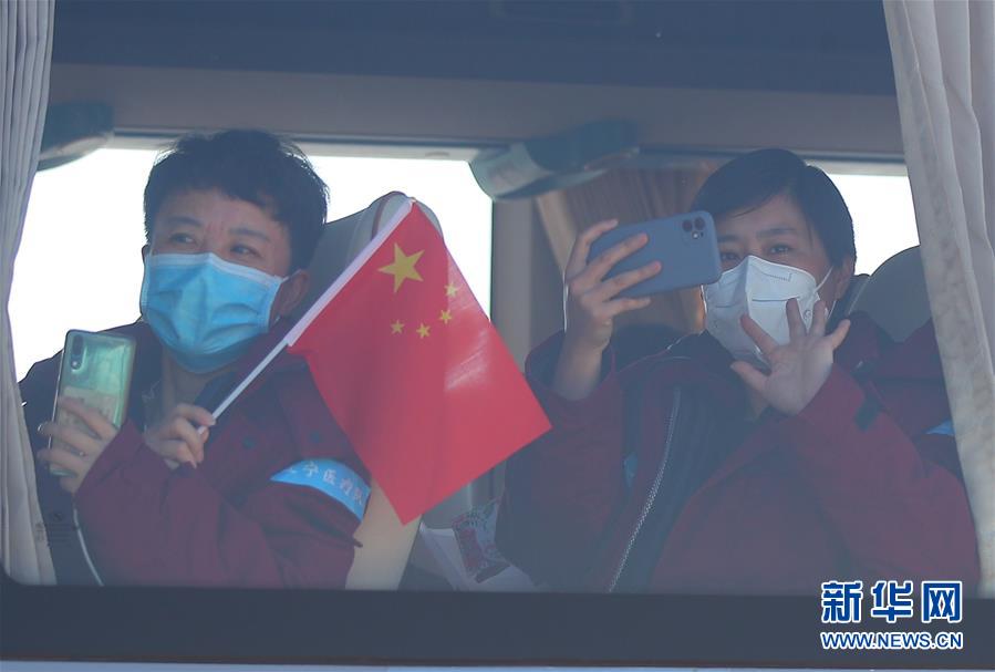 （在習近平新時代中國特色社會主義思想指引下&mdash;&mdash;新時代新作為新篇章&middot;習近平總書記關切事&middot;圖文互動）（3）給你最溫暖的擁抱&mdash;&mdash;保護關心愛護抗疫一線醫務人員在行動