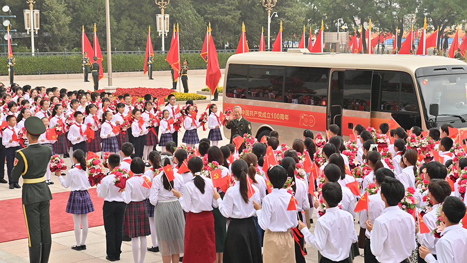 &ldquo;七一勛章&rdquo;獲得者抵達人民大會堂